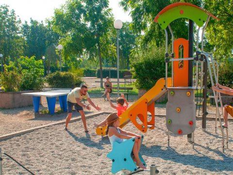 Anne Marie Vous Accueilles Dans Son Logement Familiale Pour 6 Personnes 3 Chambres Confortable Proche D Europa Park A Boofzheim Dans Camping 3 Etoiles エクステリア 写真